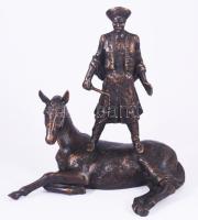 Antal Károly (1909-1994): Lovon álló csikós Bronzírozott epoxi szobor, jelzett, Képcsarnok címkével 31x31 cm