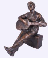 Gyurcsek Ferenc (1942-): Gitározó. Bronzírózott műgyanta, jelzett, hibátlan, m:30 cm
