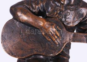 Gyurcsek Ferenc (1942-): Gitározó. Bronzírózott műgyanta, jelzett, hibátlan, m:30 cm