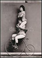 cca 1900 Hölgyek mutatványa a velocipéden, 1 db modern nagyítás, jelzés nélkül, 21x15 cm