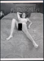 cca 1974 "Ágyrajáró albérlő", szolidan erotikus felvétel, 1 db modern nagyítás, jelzés nélkül, 21x15 cm