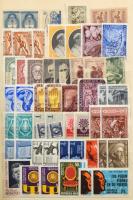Külföldi bélyegek 2 db közepes berakóban