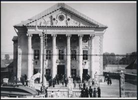 cca 1922 Budapest, Óbuda, zsinagóga, a kép alján még éppen látható az 51-es villamos járatszáma, 1 db modern nagyítás, jelzés nélkül, 15x21 cm