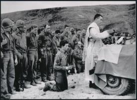 cca 1943 Robert Capa (1913-1954) (eredeti neve Friedmann Endre) magyar - francia fotóriporter felvétele (Tábori mise), 1 db modern nagyítás, jelzés nélkül, 15x21 cm