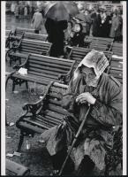 cca 1954 Henri Cartier Bresson (1908-2004) francia fotóriporter és fotóművész felvétele (Esőben), 1 db modern nagyítás, jelzés nélkül, 21x15 cm