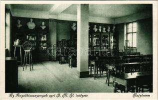 Eger, az Angolkisasszonyok egri B. M. V. intézetének rajzterme, belső