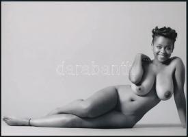 cca 1980 "Vidám fotómodell, aki szereti, ha fényképezik", szolidan erotikus felvétel, 1 db modern nagyítás, jelzés nélkül, 15x21 cm