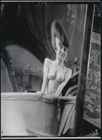 1933 André Kertész - korábban Kertész Andor (1894-1985) magyar - francia - amerikai fotóművész felvétele (Torzítások c. sorozatból a 21.sz.), 1 db modern nagyítás, jelzés nélkül, 21x15 cm