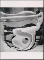 1933 André Kertész - korábban Kertész Andor (1894-1985) magyar - francia - amerikai fotóművész felvétele (Torzítások c. sorozatból a 42.sz.), 1 db modern nagyítás, jelzés nélkül, 21x15 cm