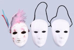 3 darab porcelán maszk, h: 11 cm