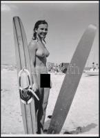 cca 1953 "Vízisíbajnok", szolidan erotikus felvétel, 1 db modern nagyítás, jelzés nélkül, 21x15 cm