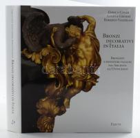 [Itáliai bronz tárgyak készítői és öntőit bemutató dekoratív szakkönyv] Enrico Colle, Angela Griseri, Roberto Valeriani : Bronzi decorativi in Italia Bronzisti e fonditori italiani dal Seicento all'Ottocento. Electa, 2001. 440. Kiadói egészvászon kötésben, papír védőborítóval, kiadói karton tékában. Szép állapotban.