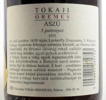 1975 Oremus Tokaji Aszú 5 puttonyos, édes fehér desszertbor, 12%, (palackozták: 1996), fa díszdobozb...