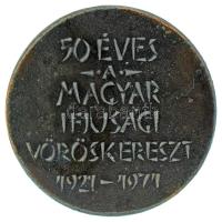1971. "50 éves a Magyar Ifjúsági Vöröskereszt 1921-1971" ezüstpatinázott bronz emlékérem (30mm) T:AU