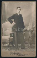 1916 Férfiportré, keményhátú kabinetfotó Huszthy Mátyás (Nagybánya/Hajdúszoboszló) műterméből, hátoldalon a műterem képével, 10,5x17 cm