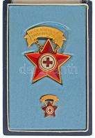 1970-1980 k. "Magyar Vöröskereszt Kiváló Dolgozója" zománcozott, aranyozott kitüntetés miniatűrrel, eredeti tokban T:AU