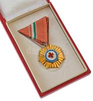1980-1990 k. "Vöröskeresztes Tevékenységért Kitüntetés Arany Fokozat" aranyozott bronz kitüntetés mellszalagon, eredeti tokban, miniatűrrel T:AU