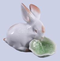Zsolnay salátát evő nyúl. Jelzett, hibátlan, m: 7 cm