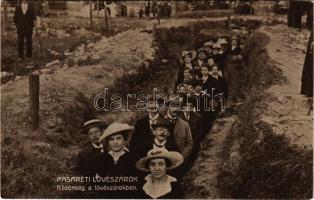 Budapest II. Pasaréti lövészárok, Hadi kiállítás, közönség a lövészárokban (gyűrődés / crease)