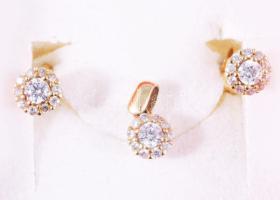 Arany (Au) fülbevaló pár és medál, 14k, cirkóniával, jelzett, bruttó 1,85g