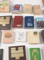 Egy nagy doboznyi minikönyv, kb 30 db, nagyon vegyes állapotban, sok sérült