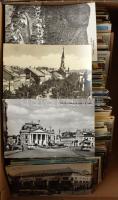 312 db MODERN külföldi város képeslap + 126 db MODERN üdvözlő képeslap cipősdobozban / 312 modern foreign town postcards + 126 modern greeting postcards in a shoe box