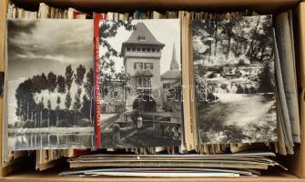 Egy cipősdoboznyi MODERN képeslap, főleg külföldi város és üdvözlőlap vegyes minőségben / A box of modern postcards, mainly foreign towns and greetings