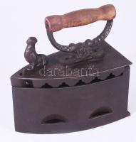 Vas szenes vasaló, kakas figurával, 20x20 cm