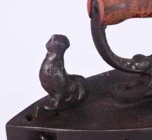 Vas szenes vasaló, kakas figurával, 20x20 cm