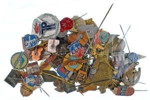 zzz Vegyes, 70db-os, főleg magyar jelvényekből és lengyel városcímeres jelvényekből álló tétel, közte "FTC (Ferencváros, Fradi)" zománcozott bronz jelvény, "Olimpia" részben zománcozott fém jelvény, ÁFOR, Képcsarnok Törzsgárda, stb. T:vegyes