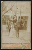 ca 1900 Zászlót vívó lovas. Kabinetfotó 11x17 cm