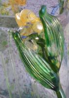 Smetana Ágnes (1961-) Díszváza plasztikus virág dekorral. Anyagában színezett, üvegszál ráillesztése...