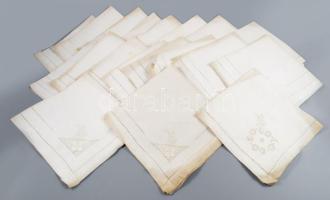 25 darab antik textil szalvéta, közte monogramosak.