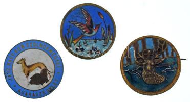 3db-os, állattematikájú zománcozott jelvénytétel, közte "Jász-Nagykun-Szolnok Megyei Agarászegylet" "Morzsányi J." gyártói jelzéssel T:VF,F zománchibák, sérülés