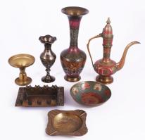 Doboznyi réz / bronz tárgy, közte iparművész darabokkal.