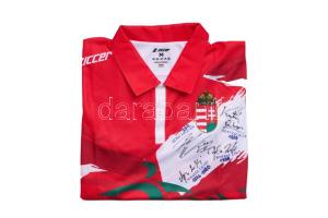 Magyar válogatott tornász póló  Egy különleges, magyar válogatott tornász póló, amelyen megelevenedik a magyar tornasport dicsőséges történelme - négy olimpiai bajnok tornász kézjegyével.  Aláírók:   Berki Krisztián (2012)  Borkai Zsolt (1988)   Kertész Alíz (1956)  Magyar Zoltán (1976, 1980)