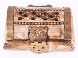 Kis tevecsont doboz, tele bizsukkal, h: 6,5 cm