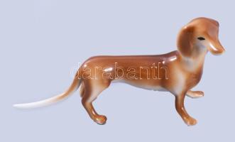 Hollóházi tacskó. Terv: Őry Ferenc. Jelzett, hibátlan, h: 18 cm