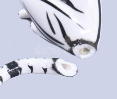 Hollóházi art deco macska. Terv.: Torma Istvánné, kézzel festett, jelzett, farka letört, m: 8,5 cm