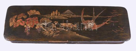 Japán lakkozott papírmasé doboz, kisebb sérülésekkel. XIX. sz. 31x10 cm