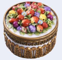 Antik német bonbonier, gazdag plasztikus gyümölcs díszítéssel, réz szerelékkel, kis sérüléssel, d: 9 cm