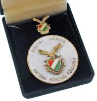 DN "Bolyai János Katonai Műszaki Főiskola" zománcozott állományjelvény műgyantás miniatűrrel, díszdobozban (41mm) T:AU