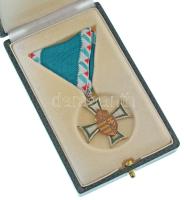 1992. "A Honvédelemért Kitüntető Cím III. osztálya" zománcozott ezüstözött fém kitüntetés mellszalagon, eredeti dísztokban T:AU Hungary 1992. "Title of Merit 'For Defence', 3rd Grade" enamelled silvered decoration with ribbon in original case C:AU NMK 793.