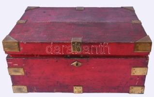 Nagy méretű étkészlet tartó láda. Svéd Koneborg grófi család nevével és koronájával díszített. Svédország XIX. sz. eleje. Réz fogóval, veretekkel és sarkokkal megerősített fa, a 4 betét kézzel festett aranyozású, bőrrel borítva, a tetején szarvasbőr védőtakaró. Aljában 1831-es évszámmal. Egyik fiók belseje hiányzik, egyébként szép állapotban. 47x34x21 cm    Large dinnerware chest. Decorated with the name and crown of the Swedish Count Koneborg family. Sweden. Early 19th century. Wood reinforced with copper handles, fittings and corners, the 4 inserts are hand-painted gilded, covered with leather, with a deerskin protective cover on top. Dated 1831 on the bottom. One of the drawers is missing the inside, otherwise in good condition. 47x34x21 cm