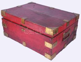 Nagy méretű étkészlet tartó láda. Svéd Koneborg grófi család nevével és koronájával díszített. Svédo...