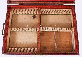 Nagy méretű étkészlet tartó láda. Svéd Koneborg grófi család nevével és koronájával díszített. Svédo...