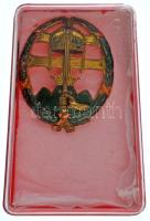 DN (~1940.) "Csapattiszti jelvény" aranyozott, zománcozott Cu kitüntető jelvény gyártói jelzés nélkül (53x43mm) T:XF,VF sérült (hiányzó tű), kis zománchiba Hungary ND (~1940.) "Company Officer's Badge" gilt, enamelled Cu badge without makers mark (53x43mm) C:XF,VF damaged (missing pin), small enamel error Sallai 1/a.