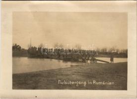 Románia, első világháborús katonák, szekerekből készült híd a Prahova folyó felett / Flussübergang. Foto Kunstanstalt C. Born / Romania, WWI military, soldiers, bridge made of chariots, Prahova river (12,2 x 8,8 cm) (gyűrődés / crease)