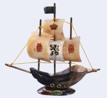 Szaruból készült hajómakett, m: 21 cm