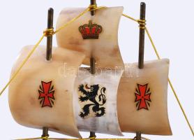 Szaruból készült hajómakett, m: 21 cm